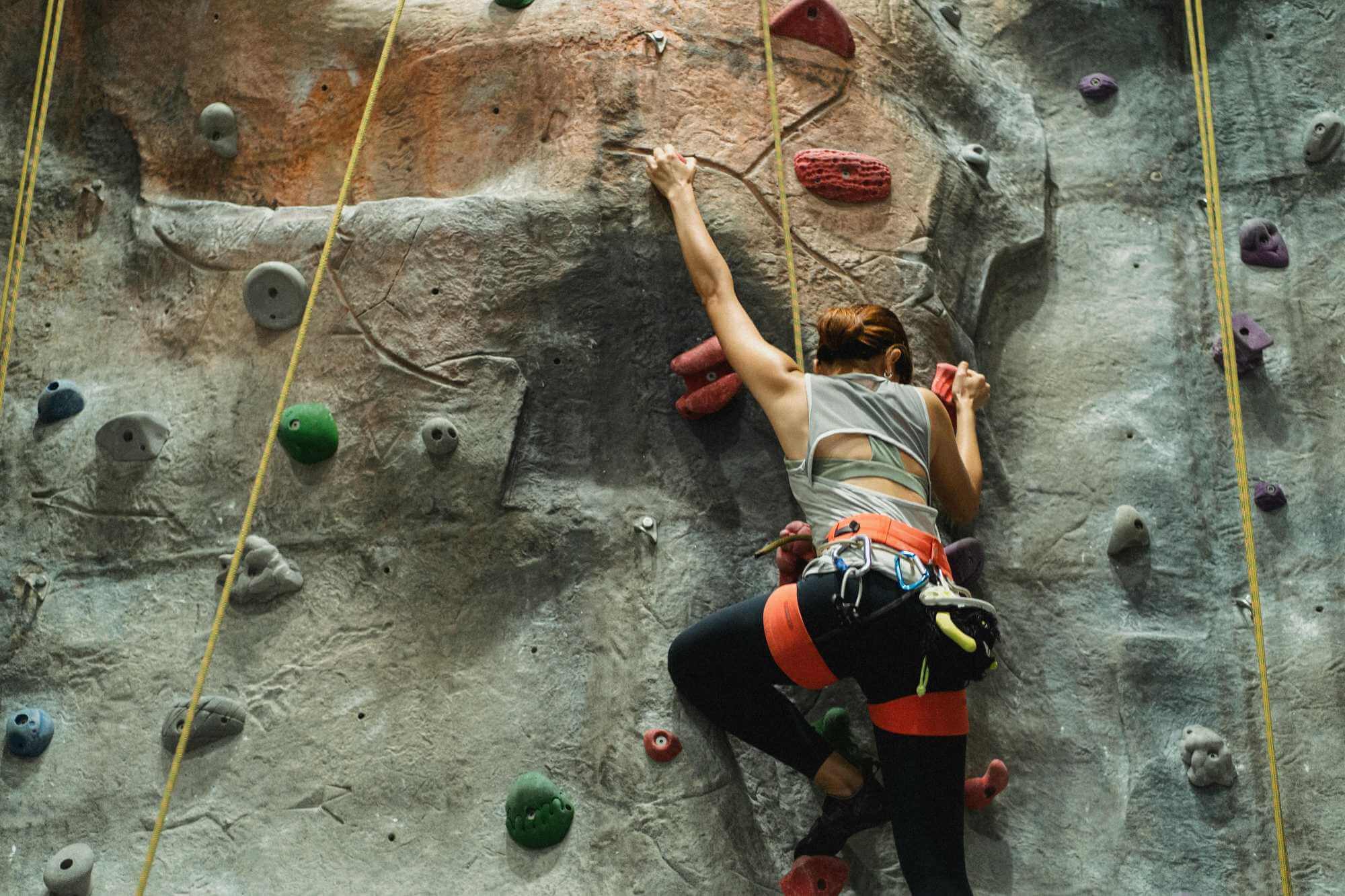 žena dělá bouldering